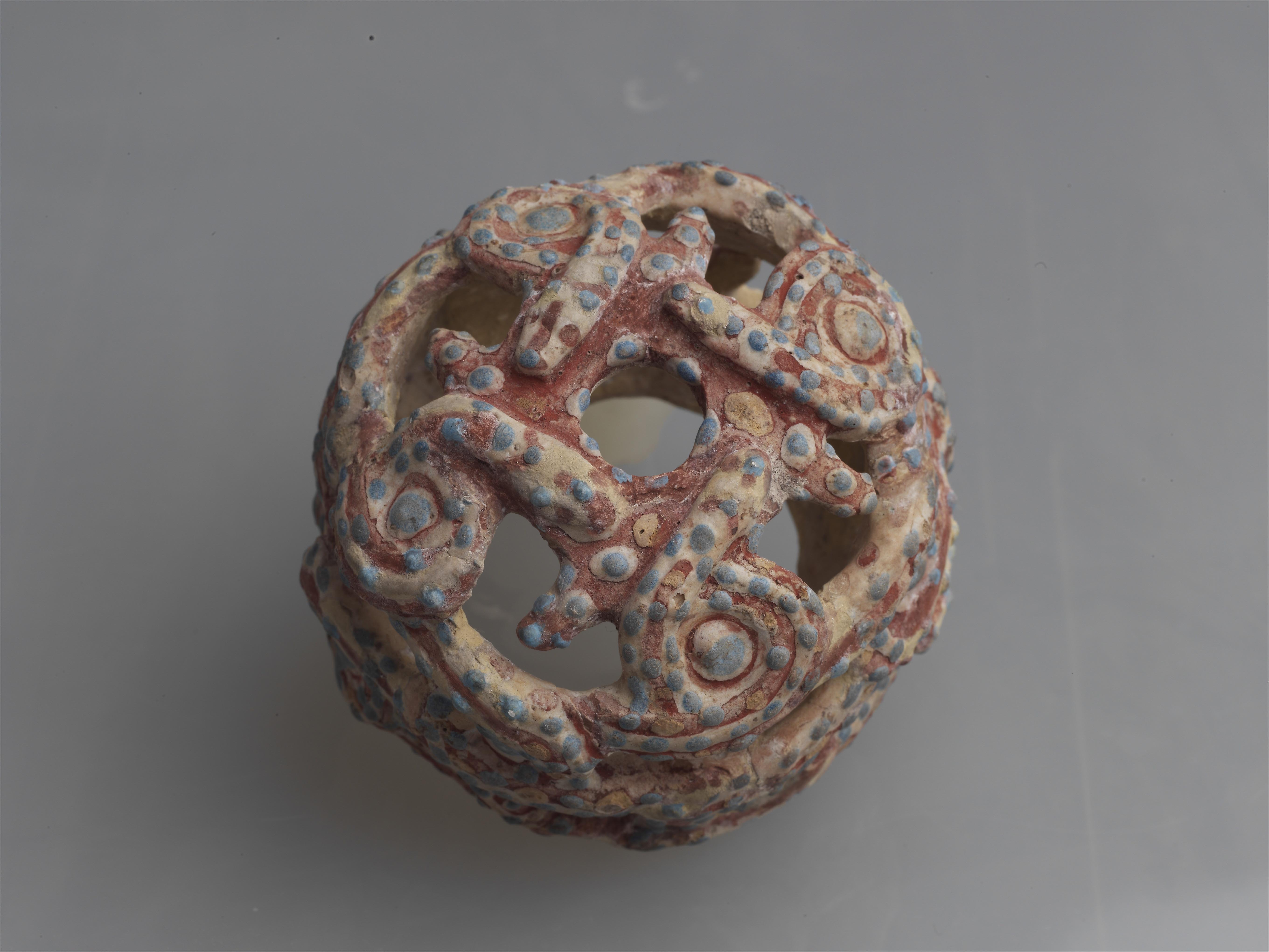 盘蛇玲珑球形器.jpg